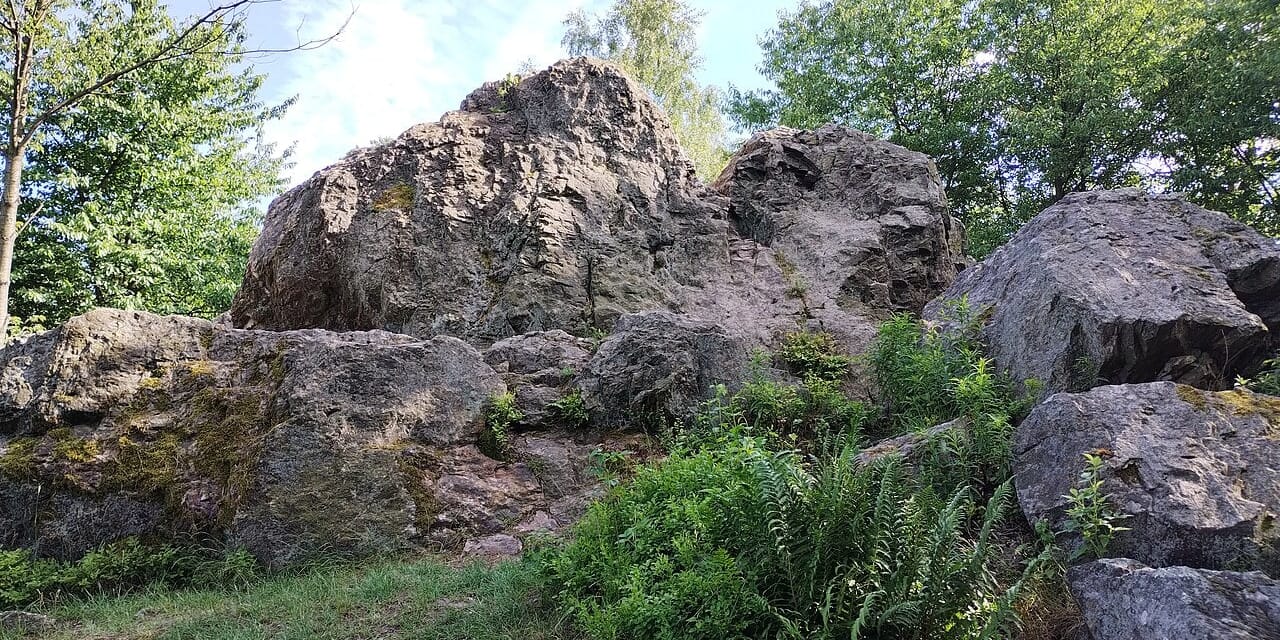 Skałki Diabelskiego Kamienia na Klonówce, czerwiec 2024. Fotografia archiwalna.