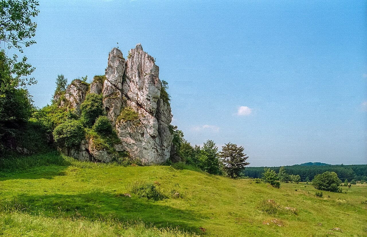Skała strażnicy w Łutowcu, 1996. Zdjęcie archiwalne; dojście prowadzi pod skałę, bez wejścia na mur.