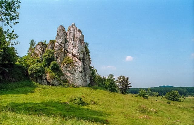 Skała strażnicy w Łutowcu, 1996. Zdjęcie archiwalne; dojście prowadzi pod skałę, bez wejścia na mur.