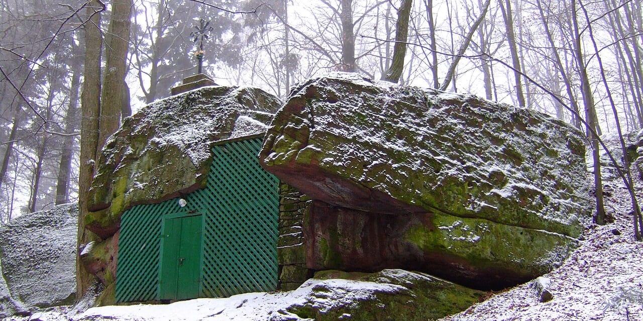 Kaplica św. Rozalii w skałkach Perzowej Góry, grudzień 2006. Zimowa fotografia archiwalna, bez potwierdzenia obecnych warunków.