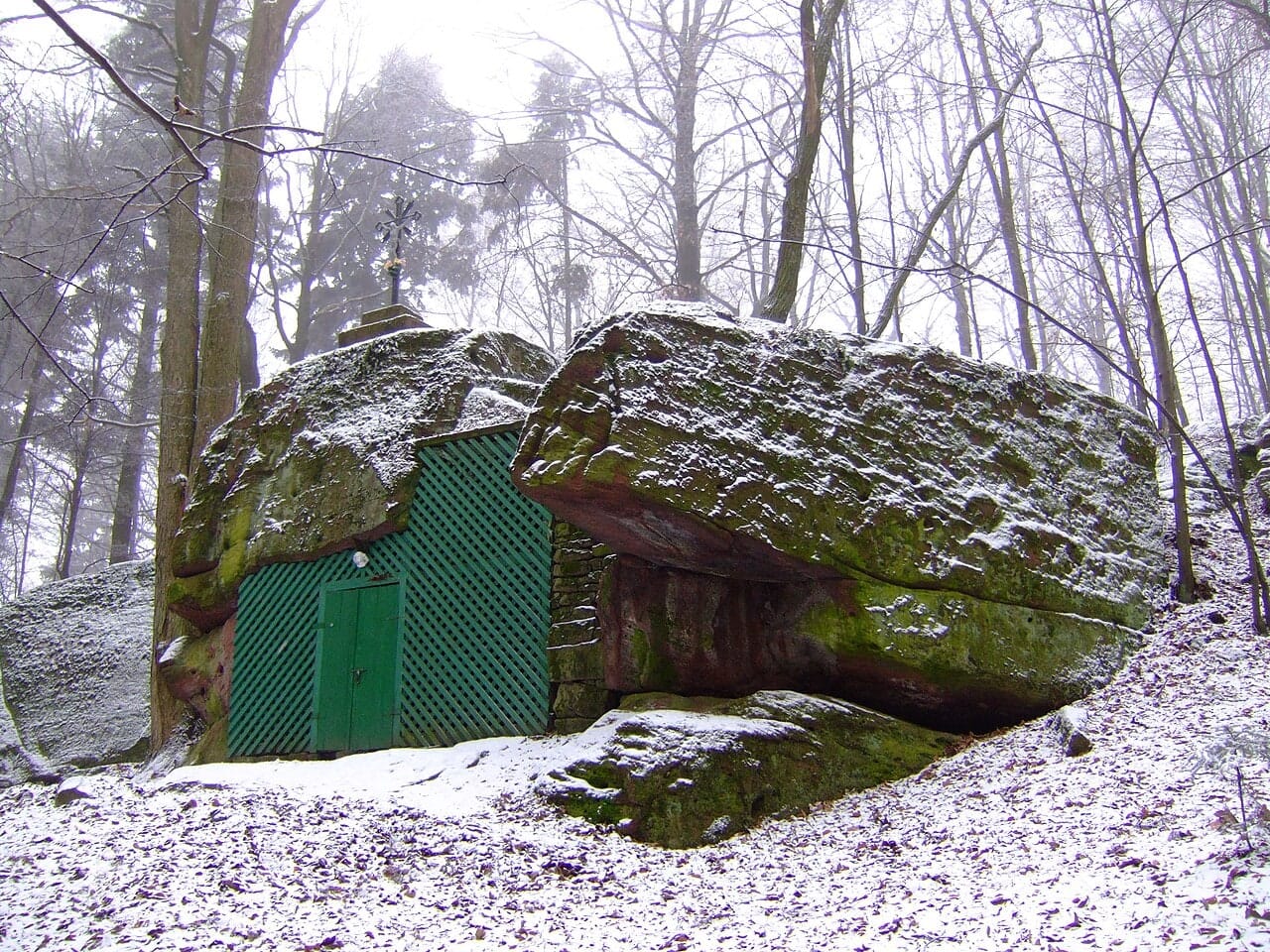 Kaplica św. Rozalii w skałkach Perzowej Góry, grudzień 2006. Zimowa fotografia archiwalna, bez potwierdzenia obecnych warunków.