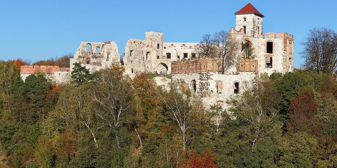 Zamek Tenczyn oglądany z zewnątrz jesienią, październik 2019. Fotografia archiwalna.