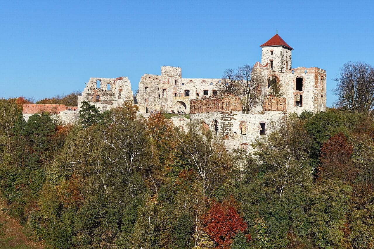 Zamek Tenczyn oglądany z zewnątrz jesienią, październik 2019. Fotografia archiwalna.