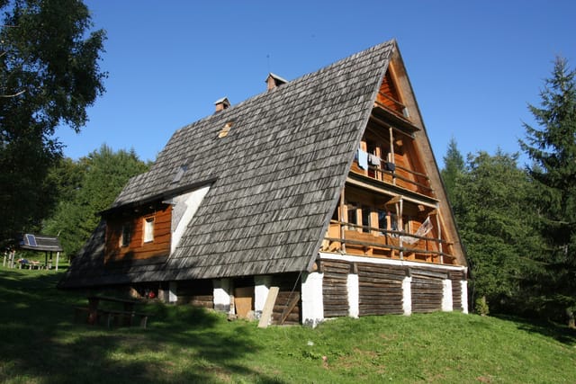 Drewniana Chata Socjologa przy leśnej polanie
