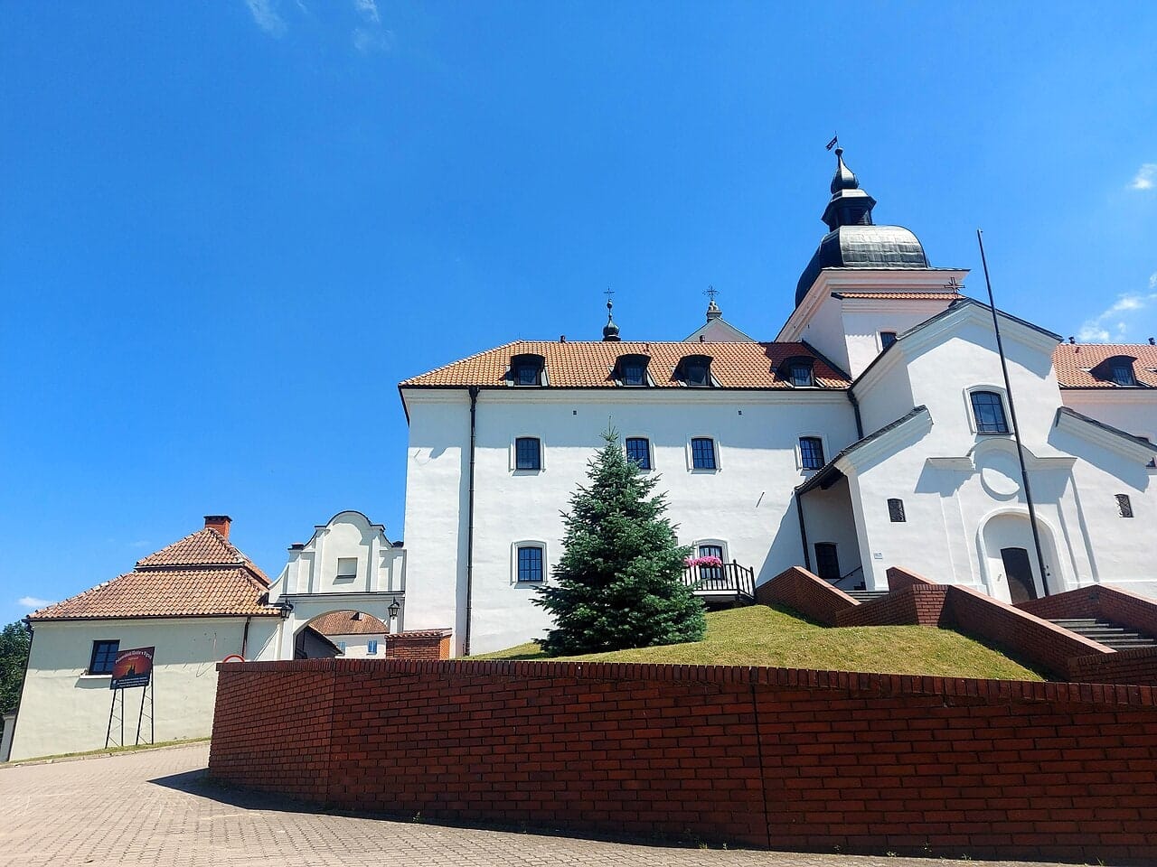 Zabudowania pokamedulskiego kompleksu w Wigrach, czerwiec 2024. Zdjęcie archiwalne, nie potwierdza obecnego otwarcia.