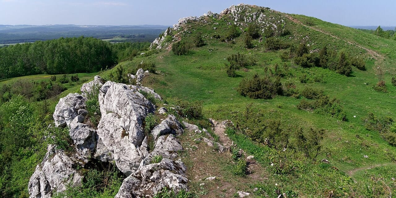 Wapienne skałki i grzbiet Miedzianki, kwiecień 2018. Fotografia archiwalna.