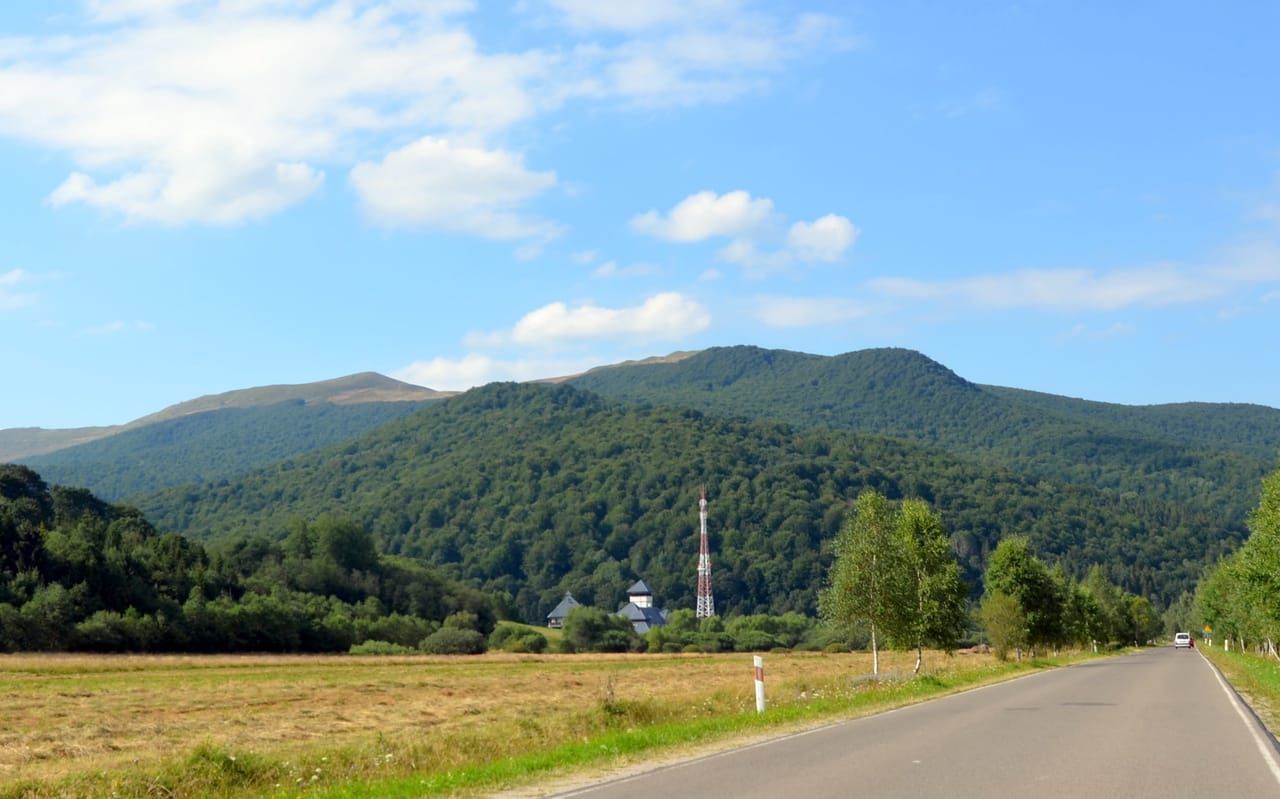 Ustrzyki Górne w otoczeniu bieszczadzkich grzbietów