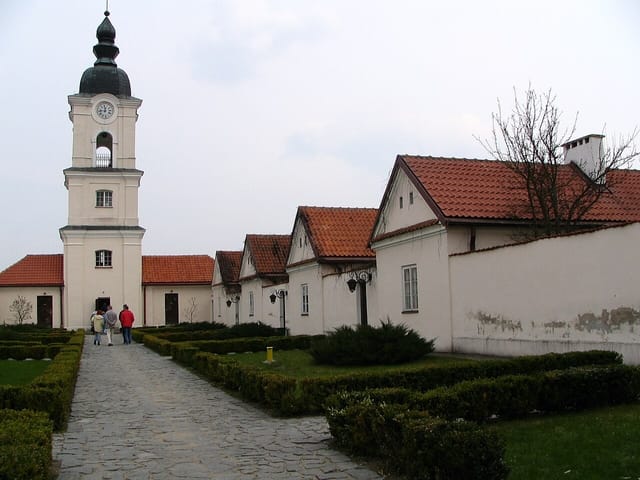 Wieża zegarowa i eremy w Wigrach, maj 2006. Widok z dziedzińca; fotografia archiwalna, nie panorama z wieży.