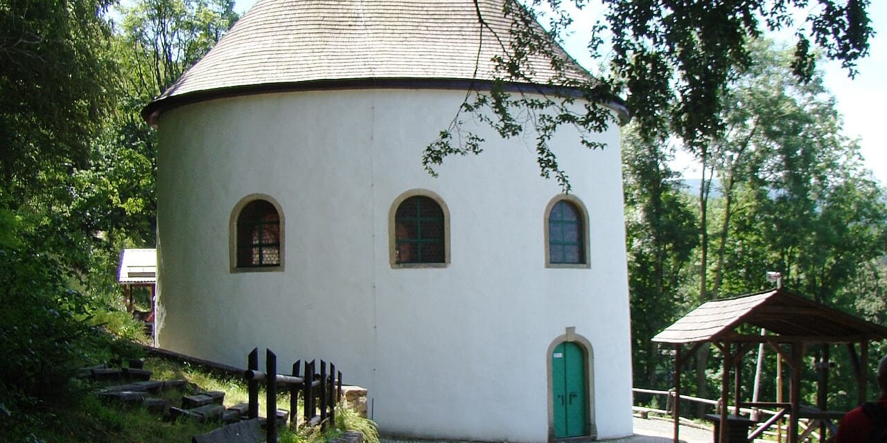 Jasna bryła kaplicy św. Anny na leśnym zboczu Grabowca.