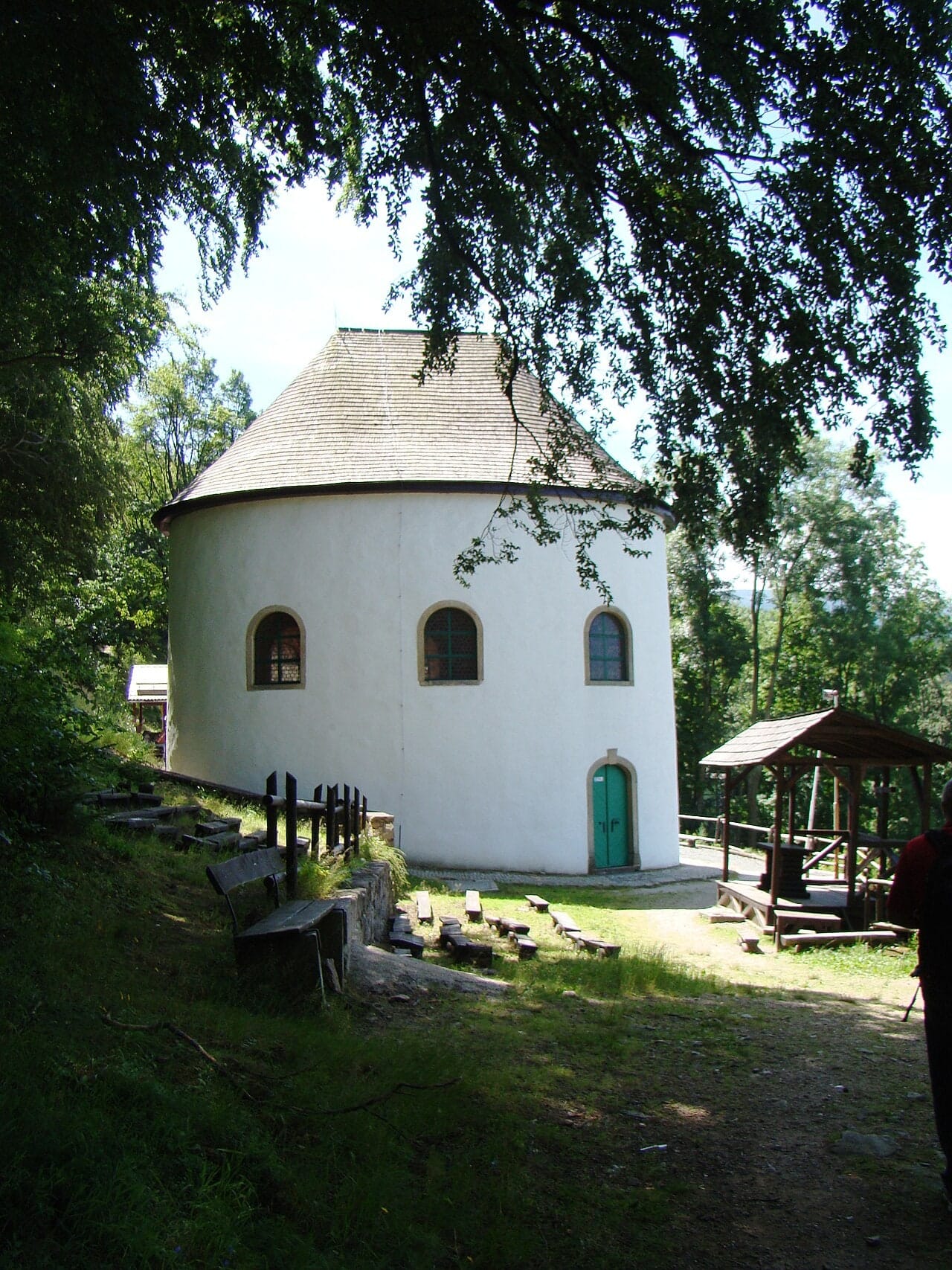 Jasna bryła kaplicy św. Anny na leśnym zboczu Grabowca.
