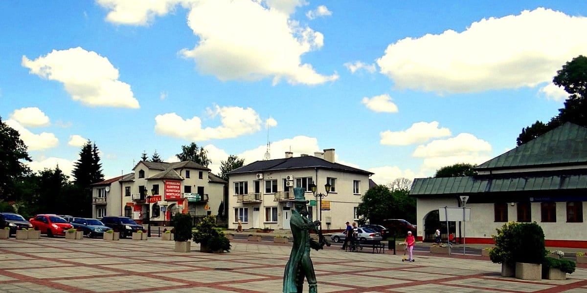 Rynek w Szczebrzeszynie z pomnikiem chrząszcza
