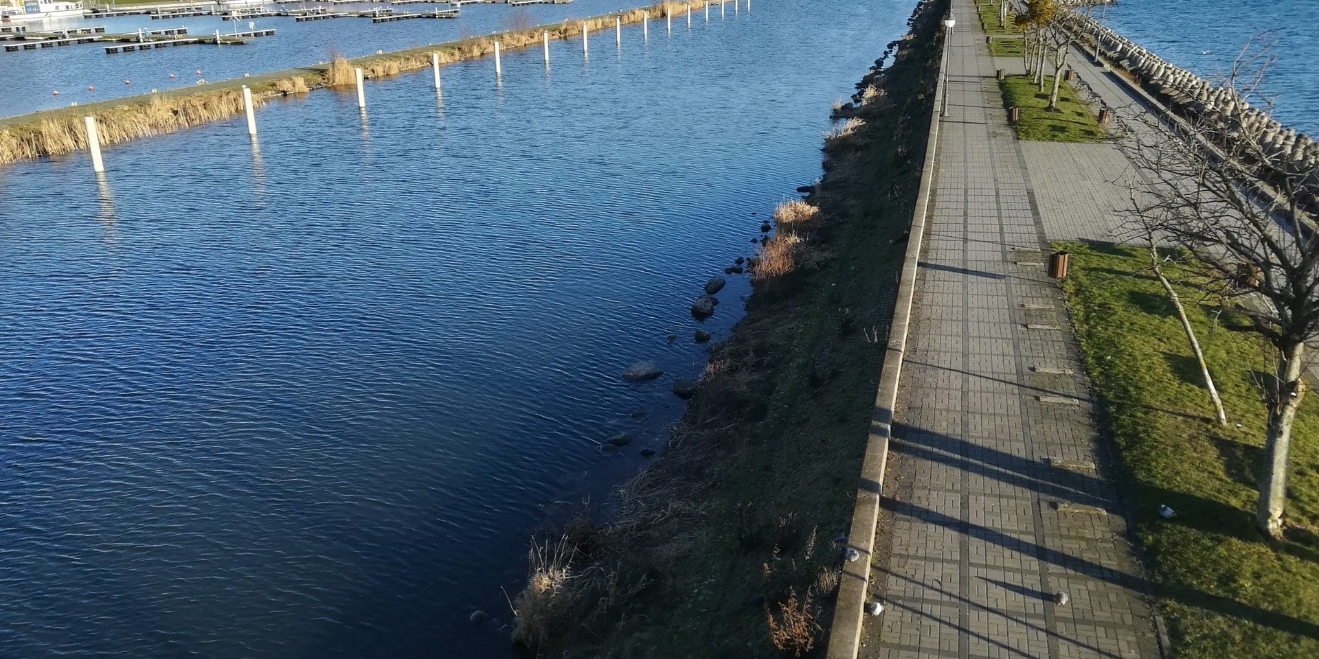 Molo nad Niegocinem w Giżycku, widok wzdłuż portu