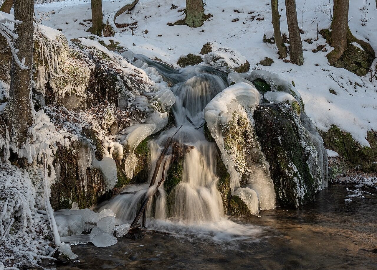 Wodospad Szum w zimowej scenerii. Fotografia archiwalna, nie potwierdza obecnego oblodzenia.