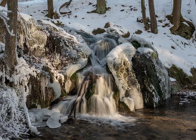 Wodospad Szum w zimowej scenerii. Fotografia archiwalna, nie potwierdza obecnego oblodzenia.