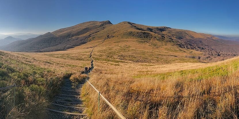 Gniazdo Tarnicy i Halicza, widok ze zbocza Krzemienia przed przełęczą Goprowską, Bieszczady, październik 2019