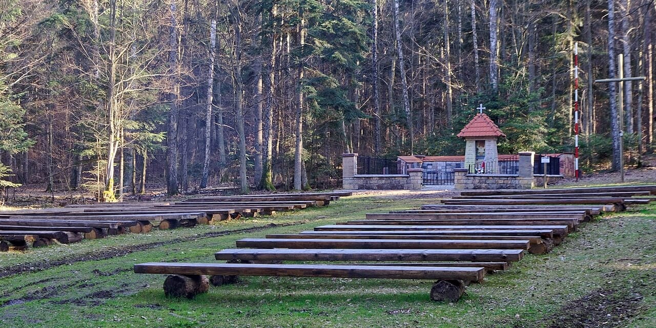 Polana pamięci i kapliczka na Wykusie, kwiecień 2021. Fotografia archiwalna.
