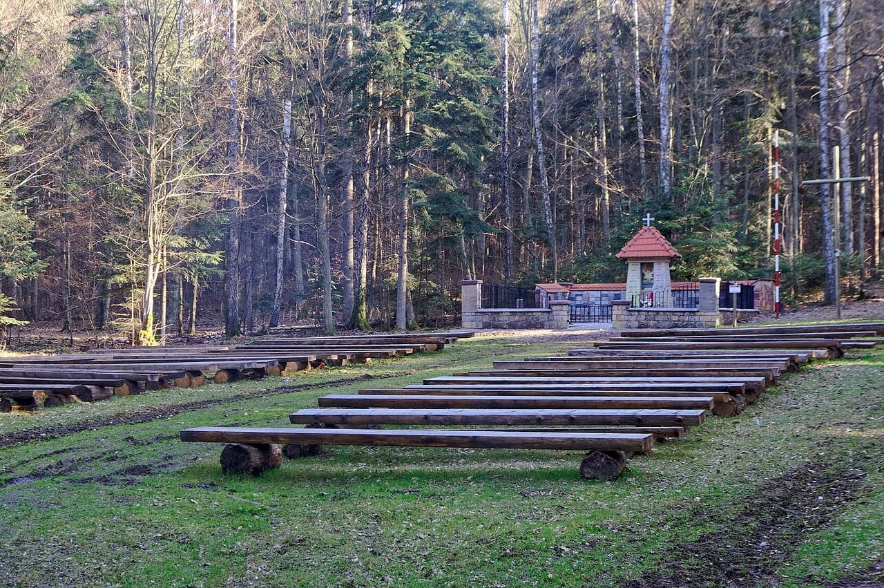 Polana pamięci i kapliczka na Wykusie, kwiecień 2021. Fotografia archiwalna.