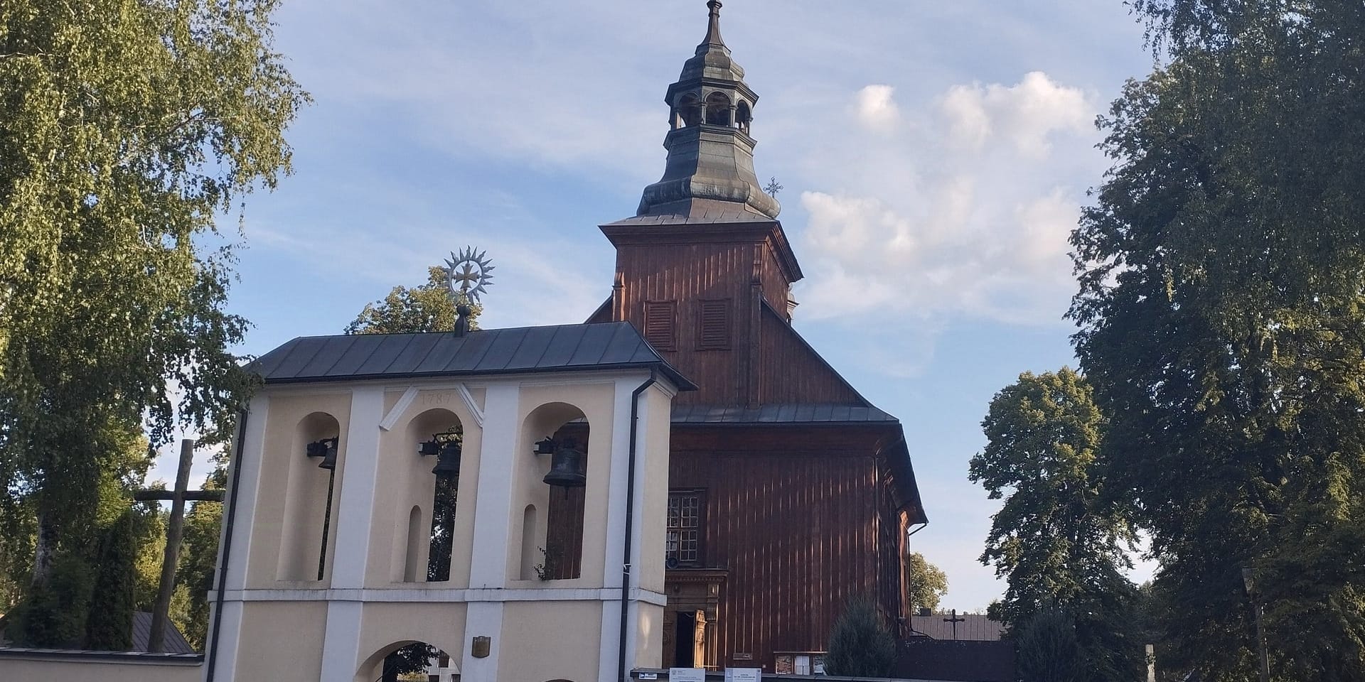 Modrzewiowy kościół i dzwonnica w Górecku Kościelnym