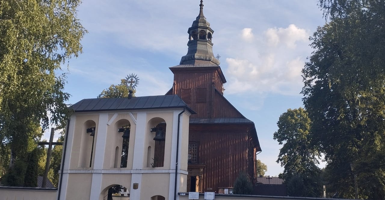 Modrzewiowy kościół i dzwonnica w Górecku Kościelnym