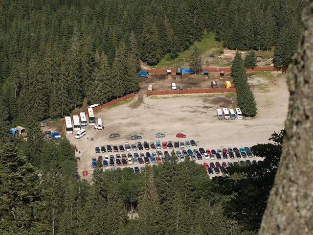 Parking Palenica Białczańska z samochodami i autobusami, fotografia archiwalna