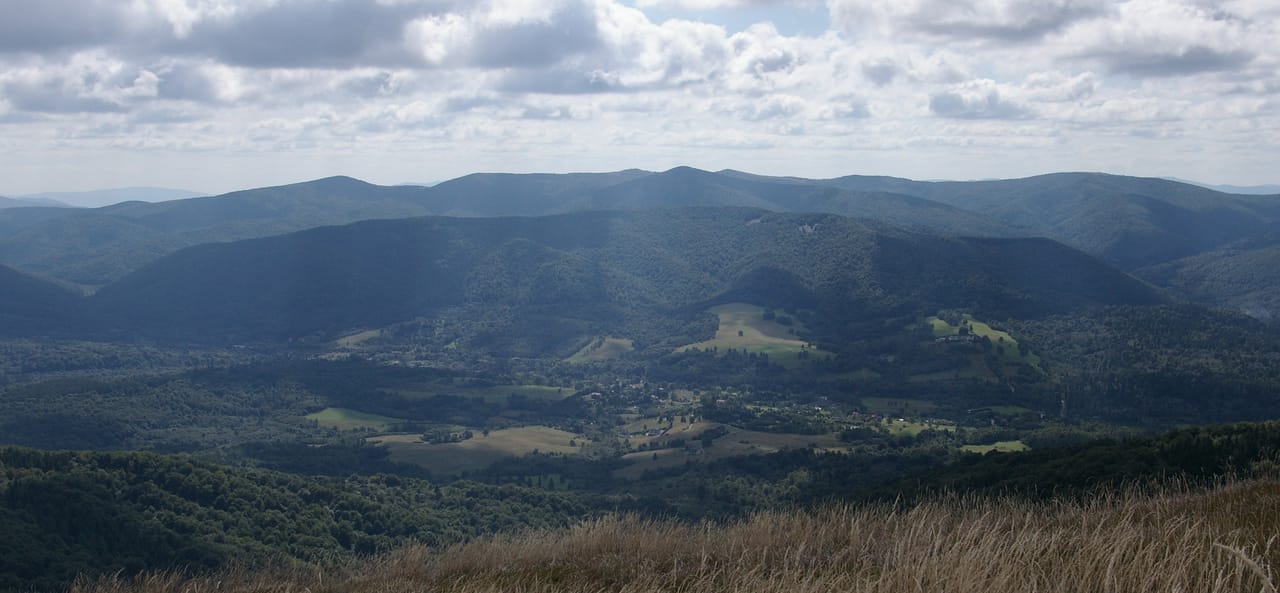 Panorama zabudowy Wetliny i otaczających ją gór