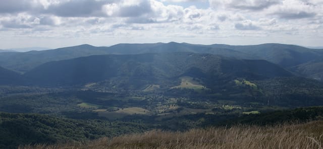 Panorama zabudowy Wetliny i otaczających ją gór