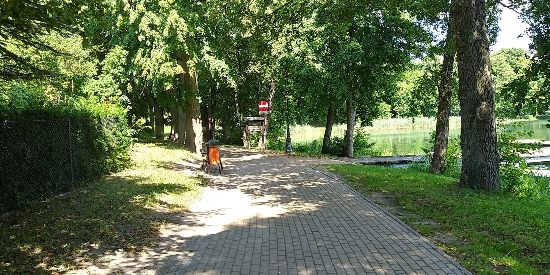Ścieżka spacerowa nad jeziorem Ołów w Rynie