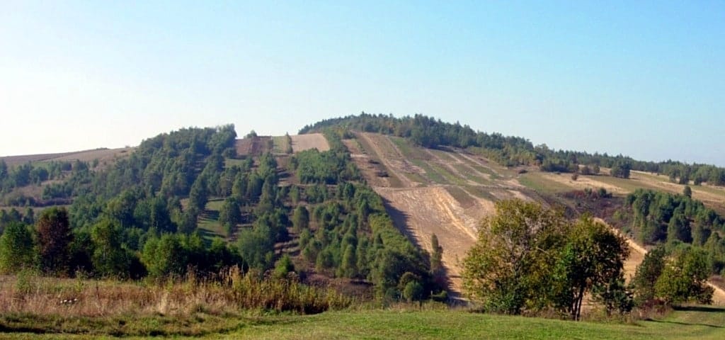 Radostowa widziana z oddali, październik 2005. Fotografia archiwalna, nie panorama ze szczytu.