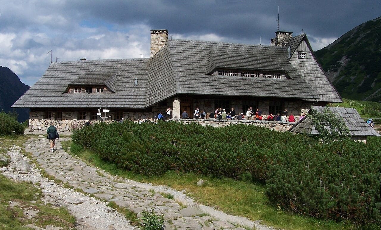 Kamienny budynek schroniska w Dolinie Pięciu Stawów Polskich