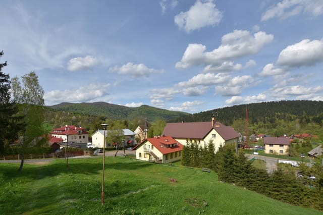 Widok na zabudowę centrum Cisnej w górskiej dolinie