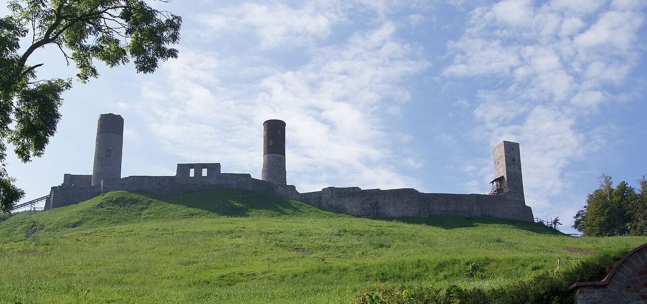Zamek w Chęcinach widziany z zewnątrz i z oddali, wrzesień 2014. Fotografia archiwalna.