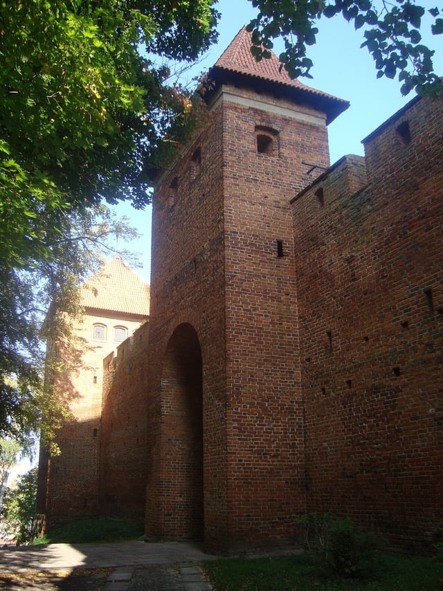 Ceglana Brama Zachodnia i mur Wzgórza Katedralnego od zewnątrz