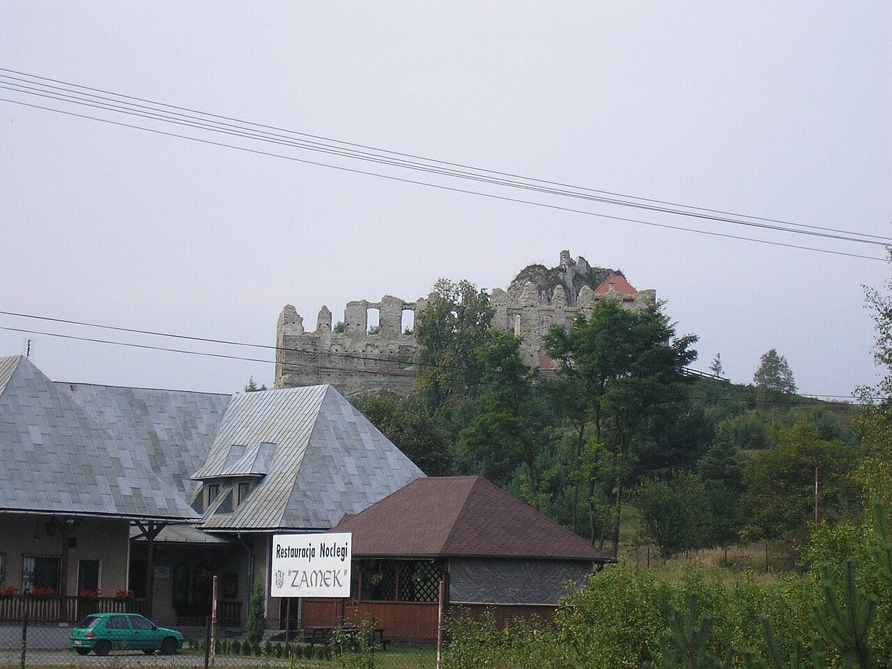 Zamek Rabsztyn widziany z oddali, wrzesień 2011. Fotografia archiwalna, sprzed późniejszych prac przy zamku.