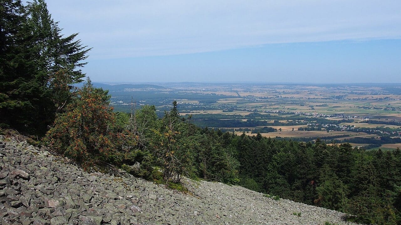 Gołoborze i widok z galerii na Łysej Górze, sierpień 2020. Fotografia archiwalna; widoczność zależy od pogody.
