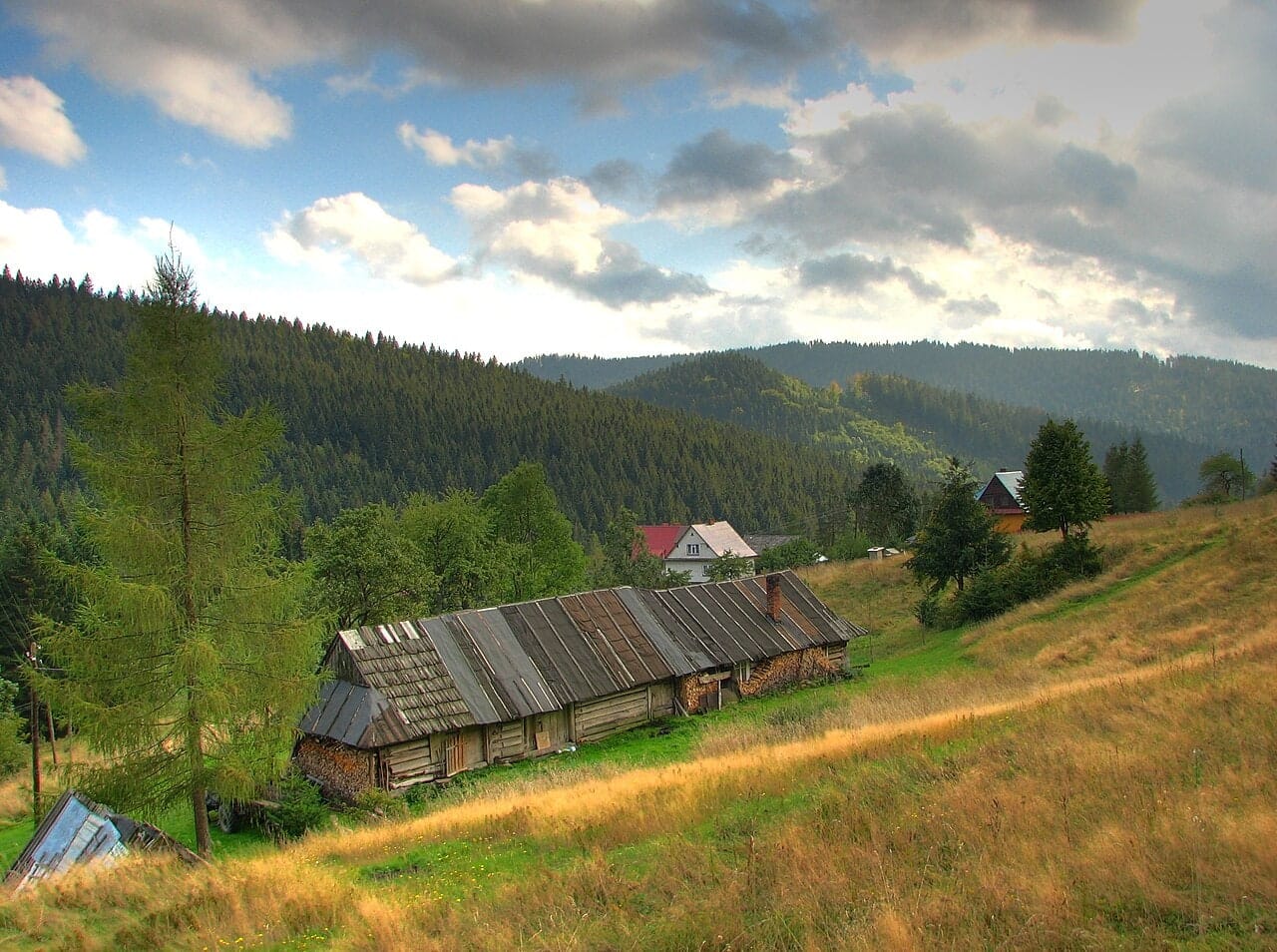 Otoczenie Złatnej Huty, czerwiec 2012. Fotografia archiwalna okolicy, nie początku szlaku w Złatnej.