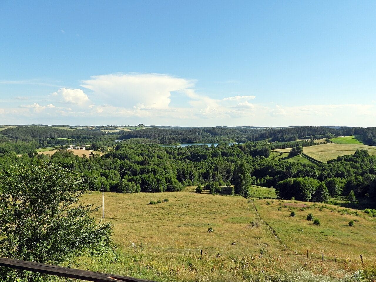 Panorama jezior kleszczowieckich z punktu U Pana Tadeusza w Smolnikach, lipiec 2020. Fotografia archiwalna, nie widok na Jaczno ani potwierdzenie obecnego otwarcia.