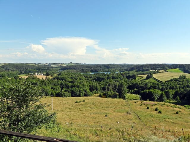 Panorama jezior kleszczowieckich z punktu U Pana Tadeusza w Smolnikach, lipiec 2020. Fotografia archiwalna, nie widok na Jaczno ani potwierdzenie obecnego otwarcia.
