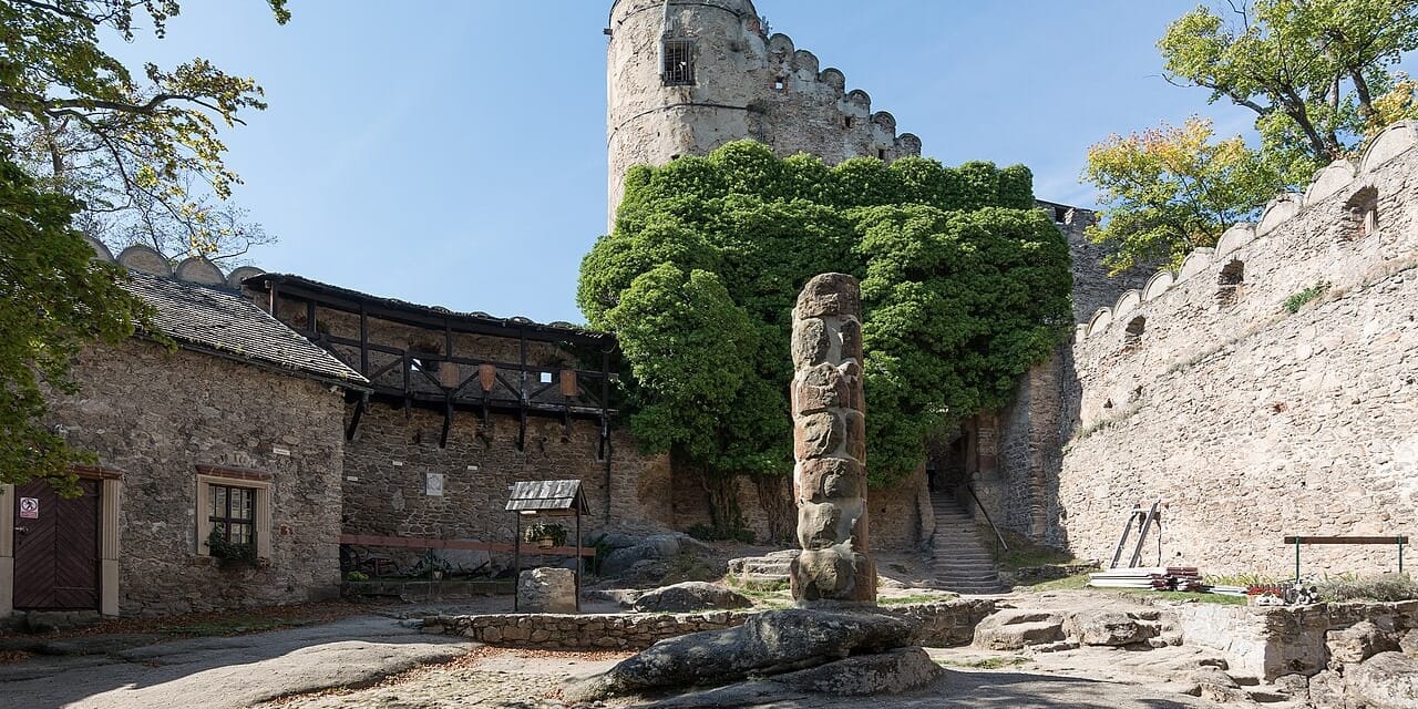 Dziedziniec i wieża ruin zamku Chojnik.