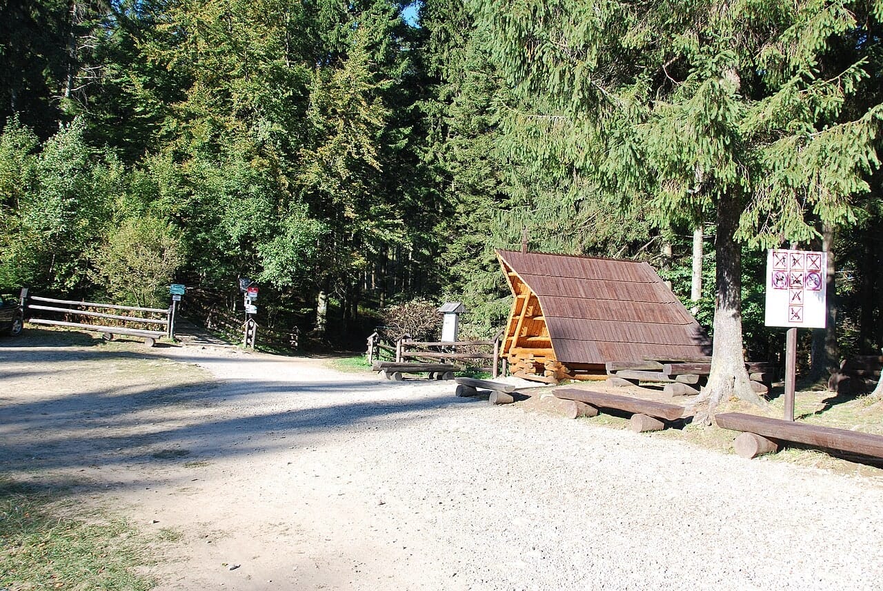 Wejście do Babiogórskiego Parku Narodowego na Krowiarkach, październik 2013. Fotografia archiwalna.