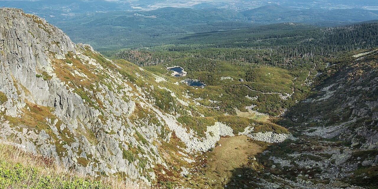 Skalne ściany Śnieżnych Kotłów oglądane z góry, ze stawkami w dole.