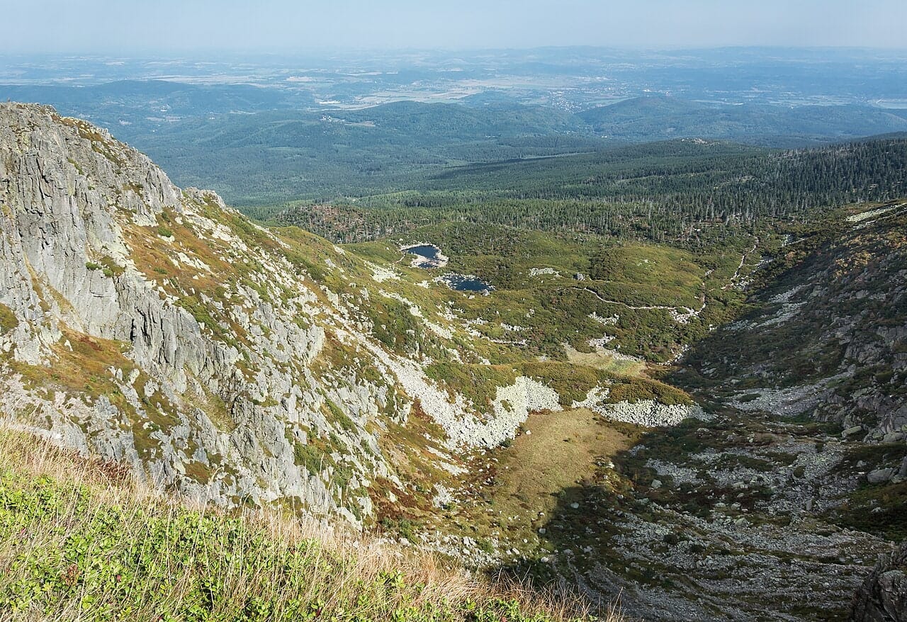 Skalne ściany Śnieżnych Kotłów oglądane z góry, ze stawkami w dole.