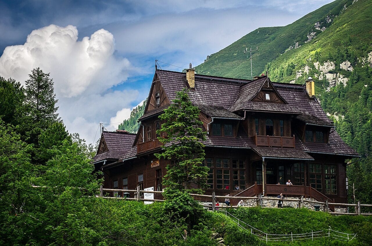 Nowe Schronisko PTTK Morskie Oko widziane od strony jeziora