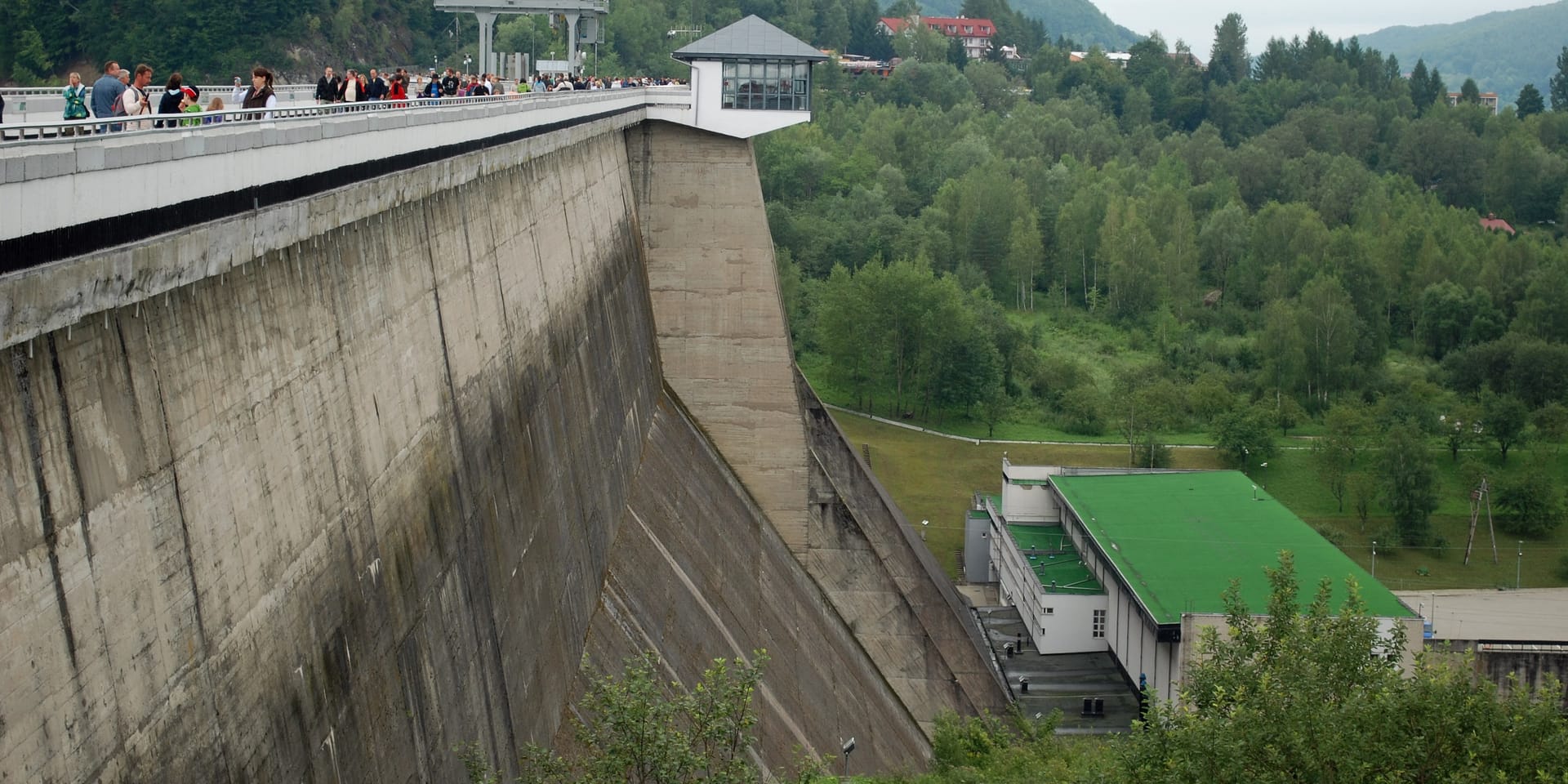 Betonowa ściana zapory w Solinie i jej korona