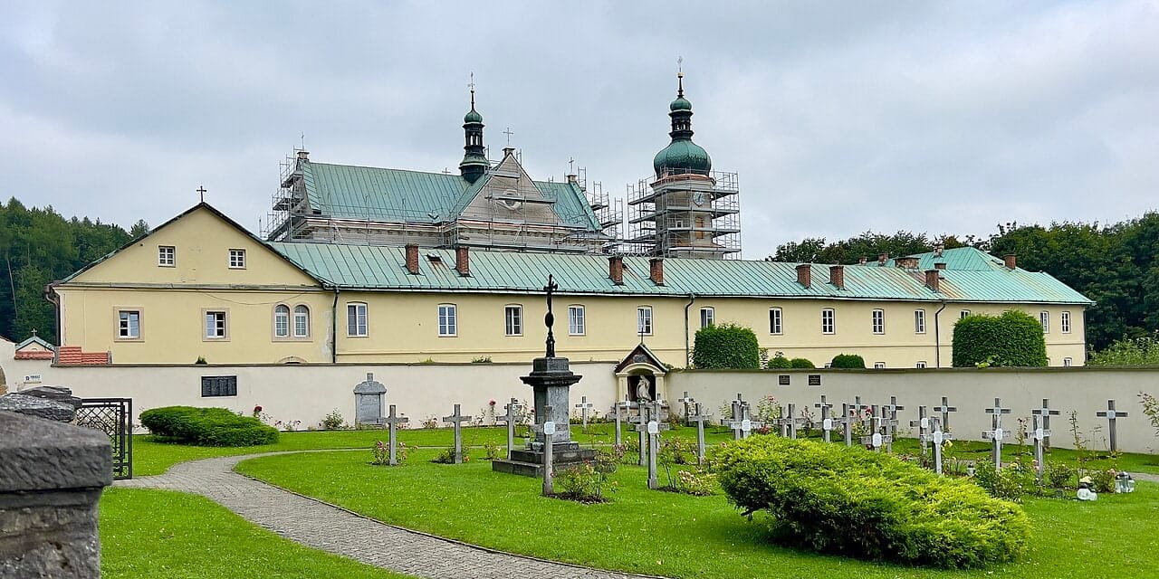 Zabudowania klasztoru w Czernej, sierpień 2023. Archiwalny widok z otoczenia zespołu, bez potwierdzenia obecnej dostępności wszystkich jego części.