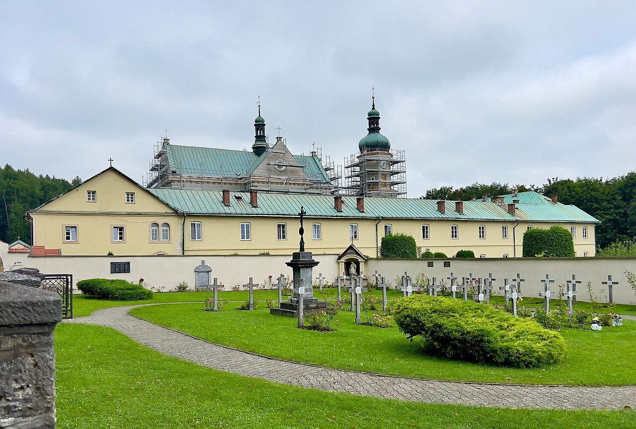 Zabudowania klasztoru w Czernej, sierpień 2023. Archiwalny widok z otoczenia zespołu, bez potwierdzenia obecnej dostępności wszystkich jego części.