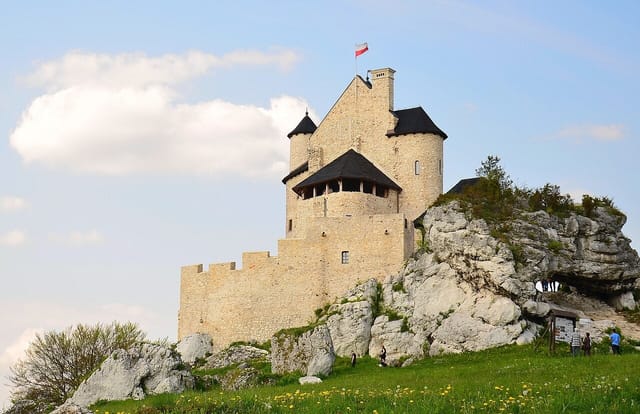Zamek Bobolice oglądany z zewnątrz, maj 2014. Fotografia archiwalna, nie potwierdza obecnych warunków wizyty.