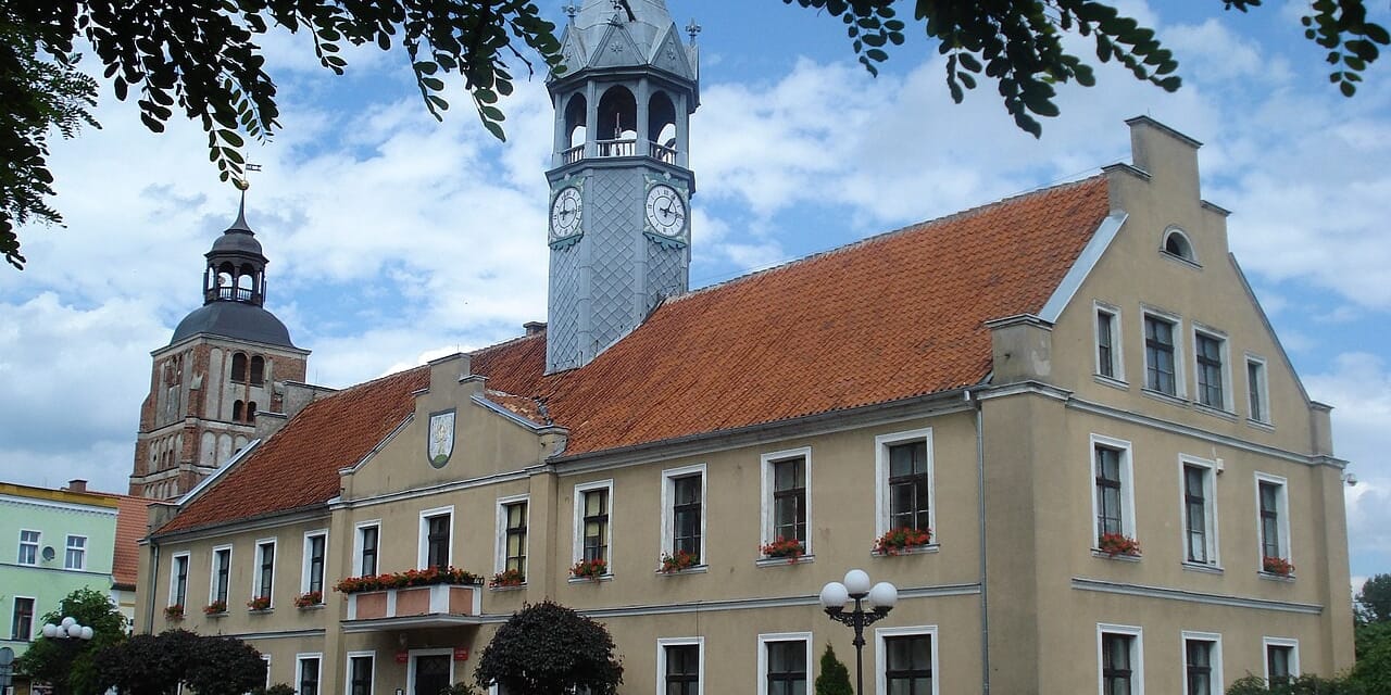 Ratusz w Barczewie z wieżą zegarową przy miejskim placu