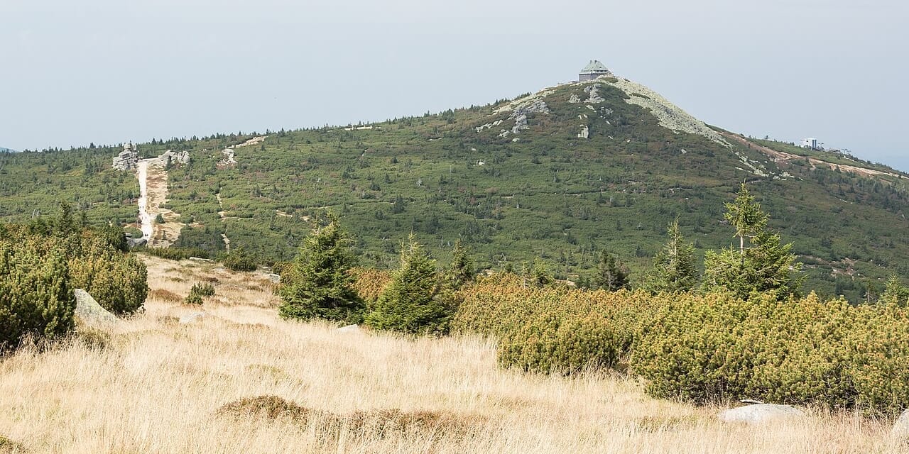 Widok z oddali na kopułę Szrenicy i schronisko.