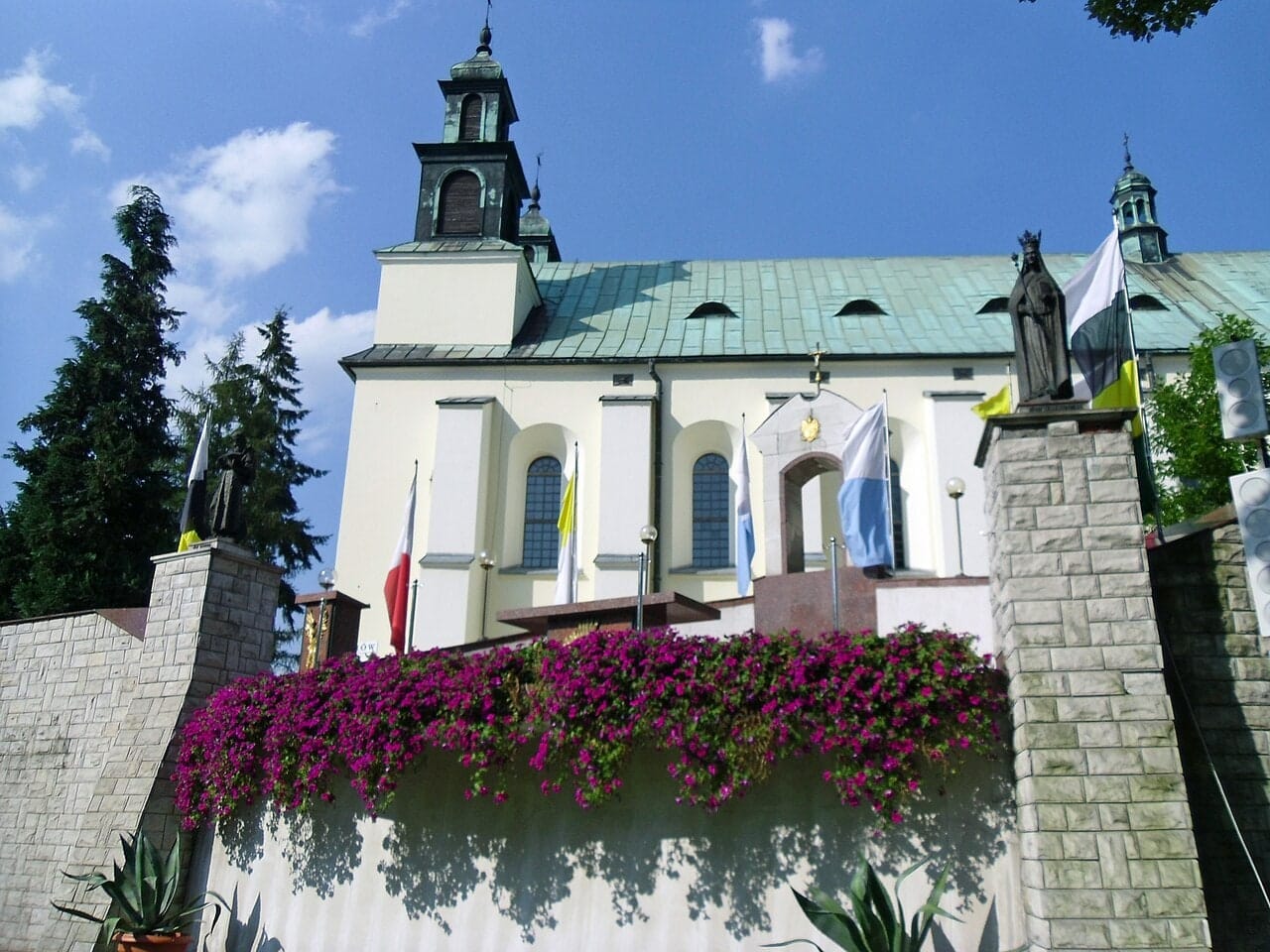 Kościół sanktuarium w Leśniowie koło Żarek, sierpień 2011. Fotografia archiwalna.