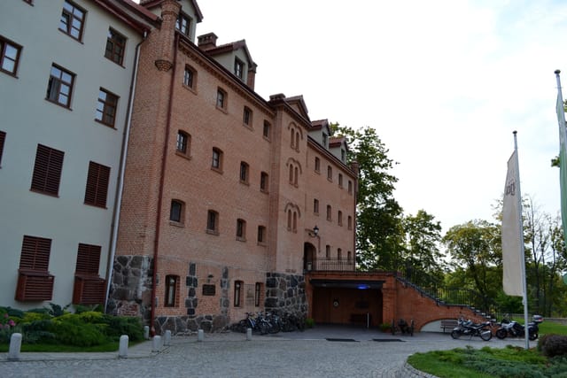 Zamek w Rynie — widok z zewnątrz